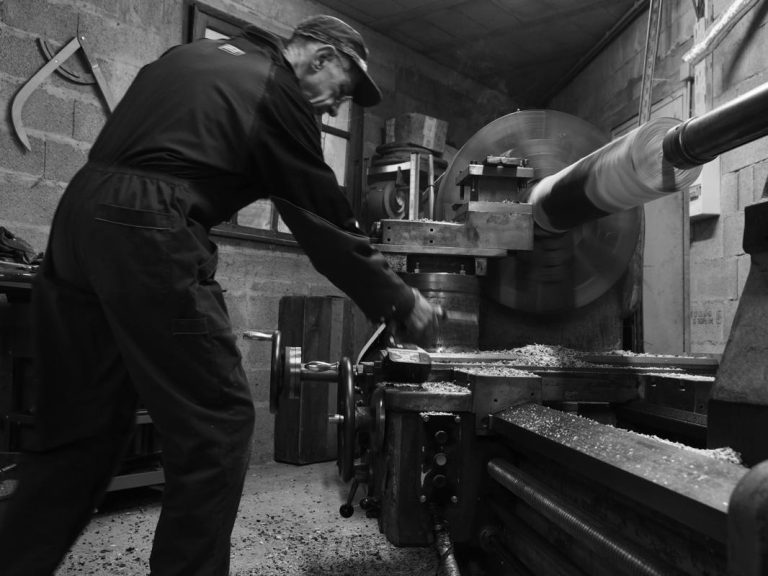 artiste à l'atelier, sur le tour